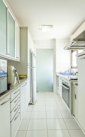 Apartamento para alugar com 233m², 4 quartos e 4 vagas Apartamento para alugar com 233m², 4 quartos e 4 vagasCozinha