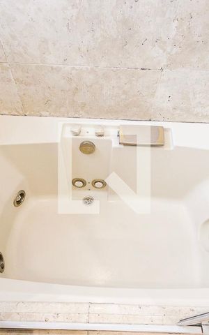 Apartamento à venda com 82m², 1 quarto e 1 vaga Apartamento à venda com 82m², 1 quarto e 1 vagaBanheira do Banheiro da Suíte