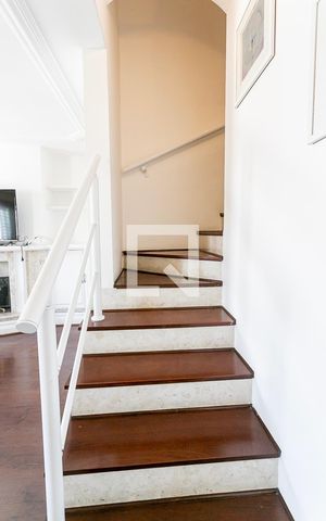 Apartamento à venda com 82m², 1 quarto e 1 vaga Apartamento à venda com 82m², 1 quarto e 1 vagaEscada