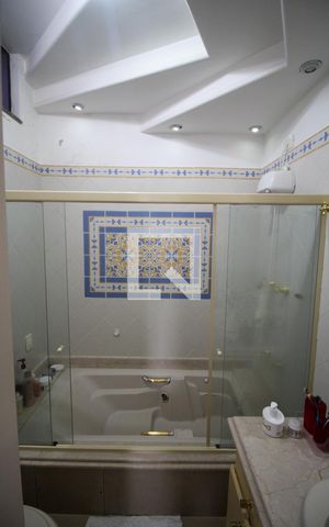 Casa de condomínio à venda com 232m², 4 quartos e 4 vagas Casa de condomínio à venda com 232m², 4 quartos e 4 vagasBanheiro da Suíte