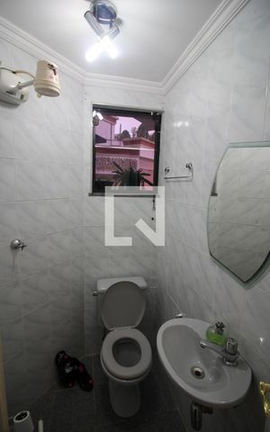 Casa de condomínio à venda com 232m², 4 quartos e 4 vagas Casa de condomínio à venda com 232m², 4 quartos e 4 vagasBanheiro