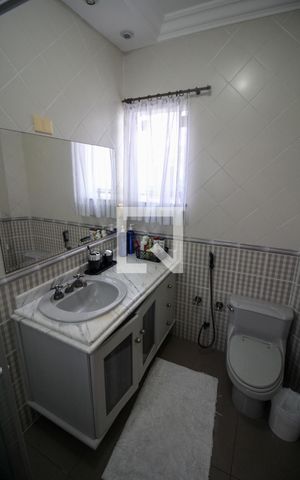 Casa de condomínio à venda com 232m², 4 quartos e 4 vagas Casa de condomínio à venda com 232m², 4 quartos e 4 vagasBanheiro da Suíte 1