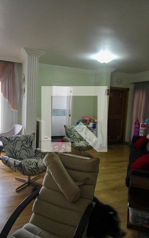 Casa de condomínio à venda com 232m², 4 quartos e 4 vagas Casa de condomínio à venda com 232m², 4 quartos e 4 vagasSala de Estar