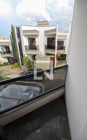 Casa de condomínio à venda com 232m², 4 quartos e 4 vagas Casa de condomínio à venda com 232m², 4 quartos e 4 vagasSacada