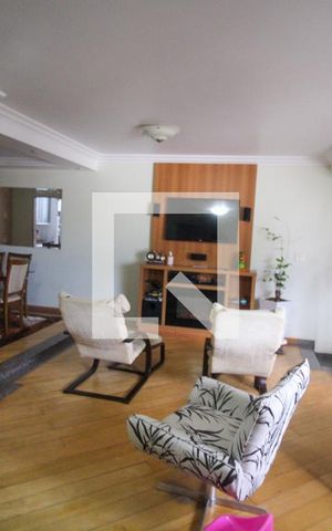 Casa de condomínio à venda com 232m², 4 quartos e 4 vagas Casa de condomínio à venda com 232m², 4 quartos e 4 vagasSala de Estar