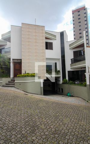 Casa de condomínio à venda com 232m², 4 quartos e 4 vagas Casa de condomínio à venda com 232m², 4 quartos e 4 vagasFachada