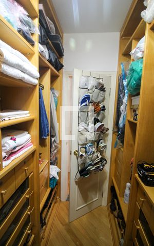 Casa de condomínio à venda com 232m², 4 quartos e 4 vagas Casa de condomínio à venda com 232m², 4 quartos e 4 vagasCloset