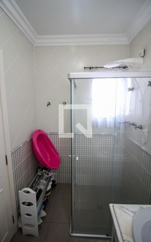 Casa de condomínio à venda com 232m², 4 quartos e 4 vagas Casa de condomínio à venda com 232m², 4 quartos e 4 vagasBanheiro da Suíte 1
