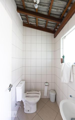 Casa à venda com 230m², 3 quartos e 1 vaga Casa à venda com 230m², 3 quartos e 1 vagaBanheiro de Serviço