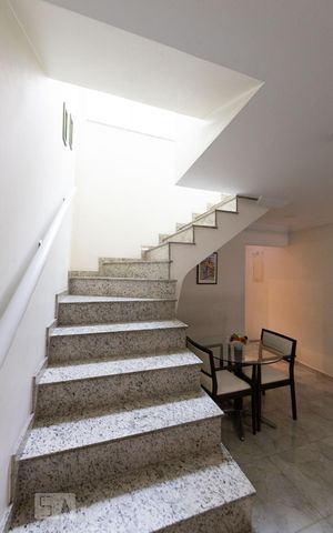 Casa à venda com 230m², 3 quartos e 1 vaga Casa à venda com 230m², 3 quartos e 1 vagaEscada