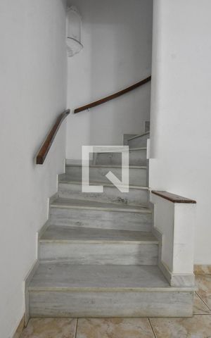 Casa para alugar com 250m², 2 quartos e 2 vagasEscada