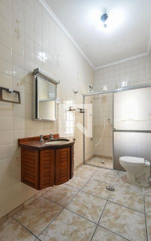 Casa para alugar com 250m², 2 quartos e 2 vagasBanheiro
