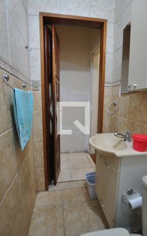 Casa à venda com 250m², 4 quartos e 2 vagasBanheiro 1