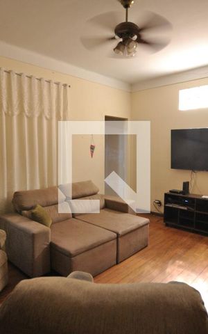 Casa à venda com 250m², 4 quartos e 2 vagasSala