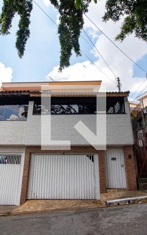 Casa à venda com 130m², 3 quartos e 1 vaga Casa à venda com 130m², 3 quartos e 1 vagaFachada