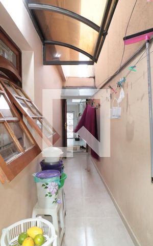 Casa à venda com 95m², 3 quartos e 2 vagasCorredor lateral