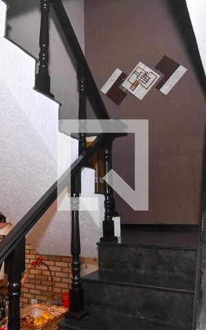 Casa à venda com 300m², 4 quartos e 8 vagas Casa à venda com 300m², 4 quartos e 8 vagasEscada