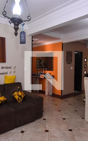 Casa à venda com 300m², 4 quartos e 8 vagas Casa à venda com 300m², 4 quartos e 8 vagasSala de Estar