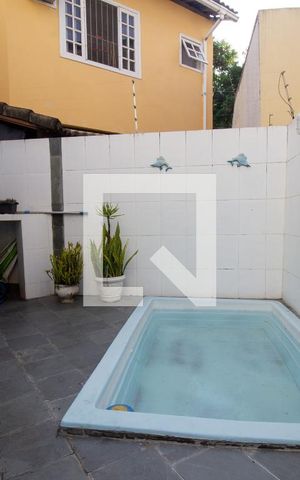 Casa à venda com 200m², 3 quartos e 2 vagas Casa à venda com 200m², 3 quartos e 2 vagasPiscina
