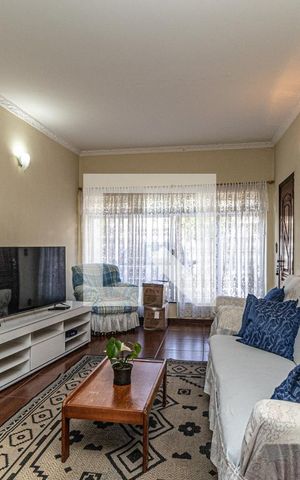 Casa à venda com 249m², 4 quartos e 3 vagas Casa à venda com 249m², 4 quartos e 3 vagasSala