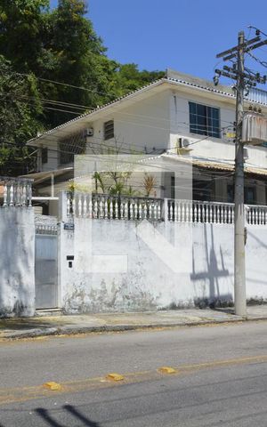 Casa para alugar com 400m², 6 quartos e 3 vagasFachada