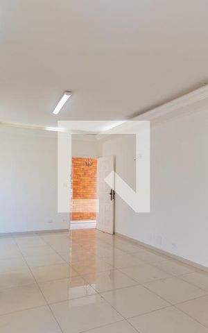 Casa à venda com 270m², 4 quartos e 3 vagas Casa à venda com 270m², 4 quartos e 3 vagasSala