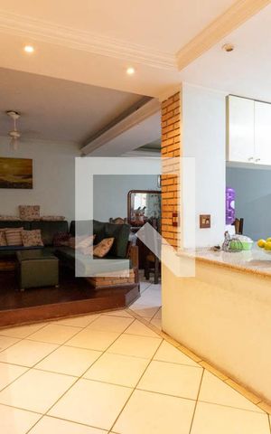 Casa à venda com 205m², 5 quartos e 6 vagas Casa à venda com 205m², 5 quartos e 6 vagasSala fundos