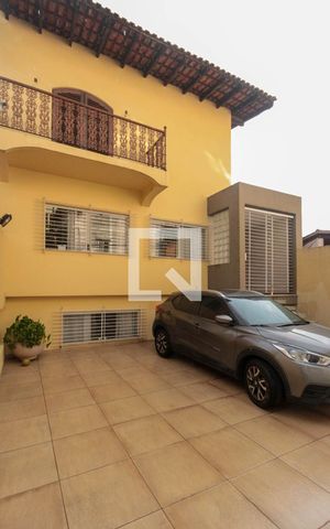 Casa à venda com 199m², 3 quartos e 2 vagas Casa à venda com 199m², 3 quartos e 2 vagasFachada