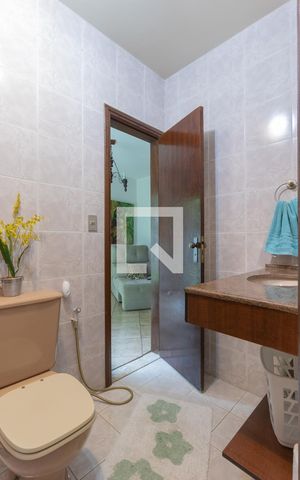 Casa para alugar com 500m², 4 quartos e 6 vagasBanheiro da Suíte 1 