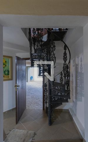 Casa para alugar com 500m², 4 quartos e 6 vagasEscadas a Sala de Jantar