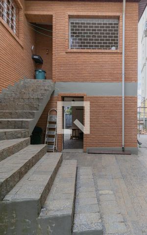 Casa para alugar com 500m², 4 quartos e 6 vagasEscadas a Garagem