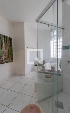 Casa para alugar com 500m², 4 quartos e 6 vagasBanheiro da Suíte 2 