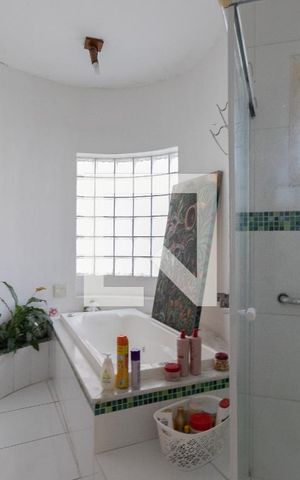 Casa para alugar com 500m², 4 quartos e 6 vagasBanheiro da Suíte 2 