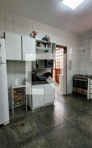 Casa para alugar com 325m², 4 quartos e 4 vagas