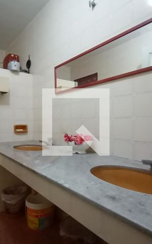Casa à venda com 680m², 8 quartos e 9 vagas Casa à venda com 680m², 8 quartos e 9 vagasBanheiro de Serviço