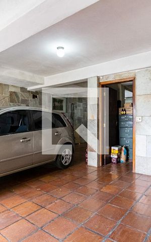 Casa à venda com 300m², 4 quartos e 5 vagas Casa à venda com 300m², 4 quartos e 5 vagasGaragem