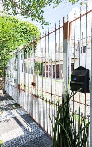 Casa à venda com 300m², 4 quartos e 5 vagas Casa à venda com 300m², 4 quartos e 5 vagasGaragem