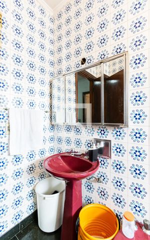 Casa à venda com 300m², 4 quartos e 5 vagas Casa à venda com 300m², 4 quartos e 5 vagasBanheiro Social