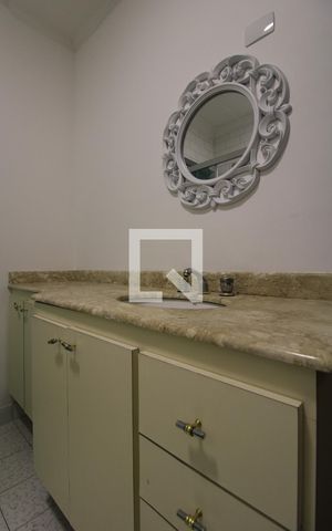 Casa para alugar com 300m², 5 quartos e 3 vagasBanheiro