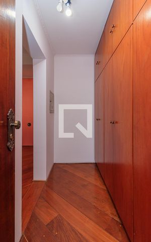 Casa à venda com 300m², 3 quartos e 3 vagas Casa à venda com 300m², 3 quartos e 3 vagasCloset