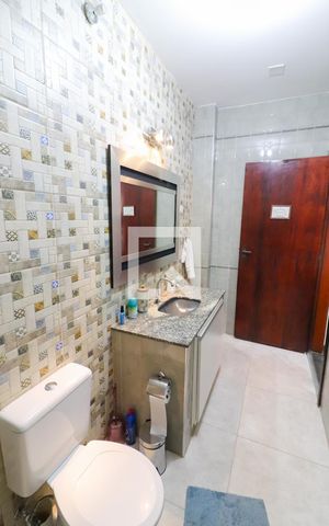 Casa à venda com 200m², 3 quartos e 2 vagas Casa à venda com 200m², 3 quartos e 2 vagasBanheiro