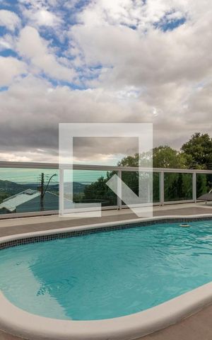 Casa à venda com 234m², 3 quartos e 4 vagas Casa à venda com 234m², 3 quartos e 4 vagasPiscina