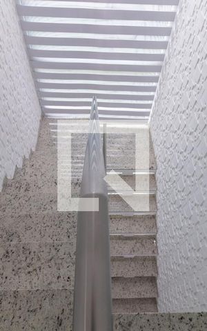 Casa à venda com 234m², 3 quartos e 4 vagas Casa à venda com 234m², 3 quartos e 4 vagasEscada