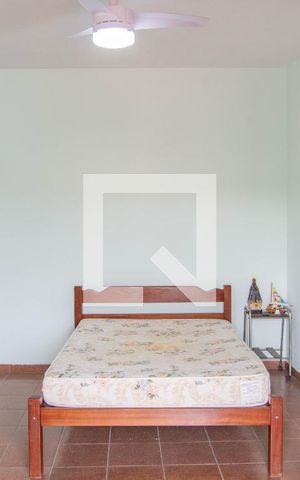 Casa à venda com 250m², 4 quartos e 2 vagas Casa à venda com 250m², 4 quartos e 2 vagasQuarto 1 Suite - Casa Fundos