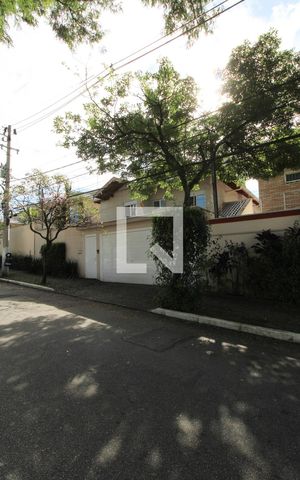 Casa à venda com 344m², 5 quartos e 4 vagas Casa à venda com 344m², 5 quartos e 4 vagasFachada