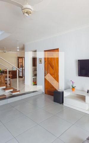 Casa à venda com 300m², 5 quartos e 4 vagas Casa à venda com 300m², 5 quartos e 4 vagasSala