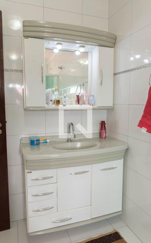 Casa à venda com 421m², 4 quartos e 5 vagas Casa à venda com 421m², 4 quartos e 5 vagasBanheiro da Suíte