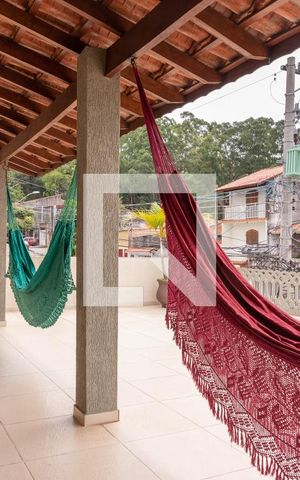 Casa à venda com 421m², 4 quartos e 5 vagas Casa à venda com 421m², 4 quartos e 5 vagasSacada