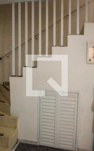 Casa à venda com 264m², 4 quartos e 3 vagas Casa à venda com 264m², 4 quartos e 3 vagasEscada