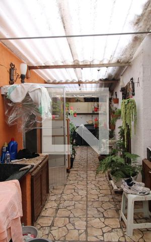 Casa para alugar com 180m², 3 quartos e 2 vagasFundos da casa